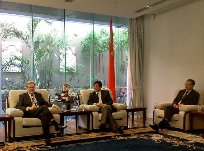 Mr. Garry Crockett in dialogue with China Department of Foreign Affairs officials